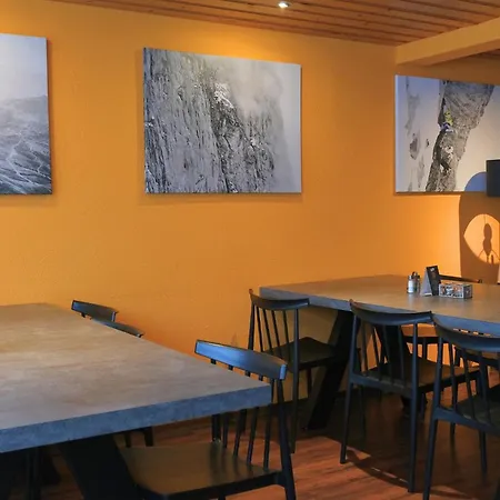 بيت شباب Eiger Easy